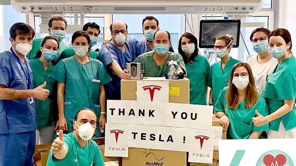 Personal de Cuidados Intensivos del HUBU con los respiradores Tesla. UCI BURGOS