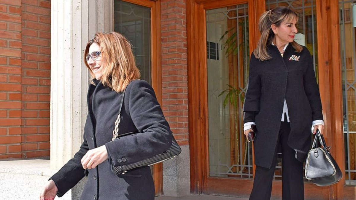 La alcaldesa (izq) y la concejala Azucena Esteban (dch).-L. V.