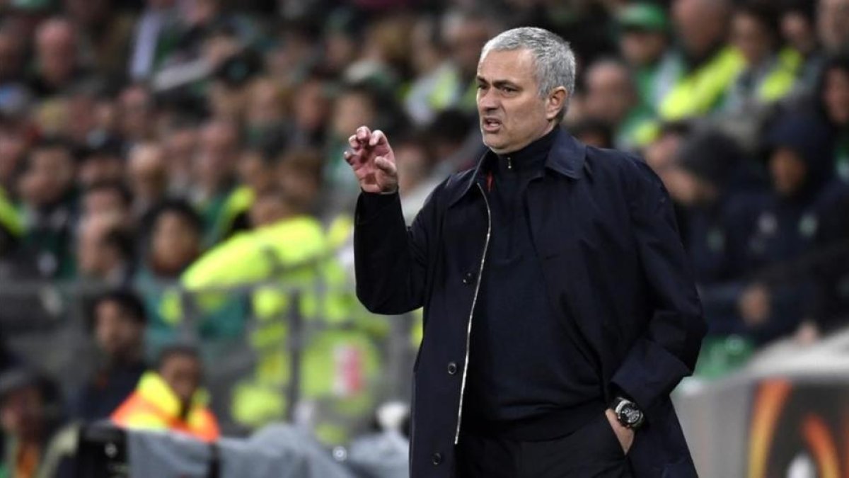Mourinho, entrenador del Manchester United.-AFP / PHILIPPE DESMAZES