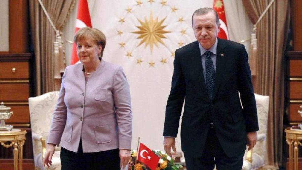 El presidente turco, Recep Tayyip ERdogan, y la cancllera alemana, Angela Merkel, el pasado día 2 de febrero tras una reunión en Ankara.-ADEM ALTAN