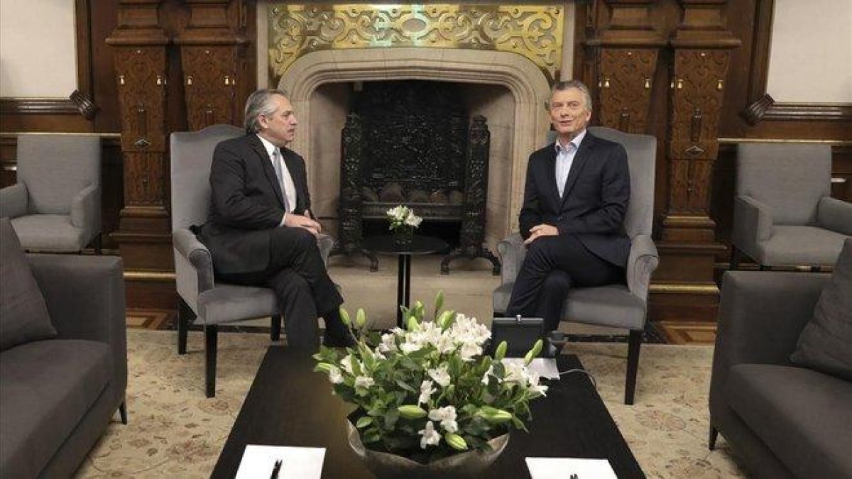 Alberto Fernández y Mauricio Macri durante su reunión, este lunes, en la Casa Rosada.-PRESIDENCIA ARGENTINA (AP)