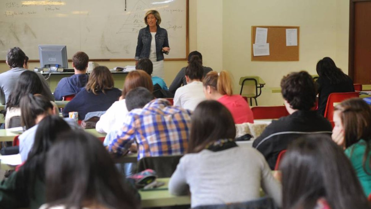 Una docente imparte clase en Relaciones Laborales.-ISRAEL L. MURILLO