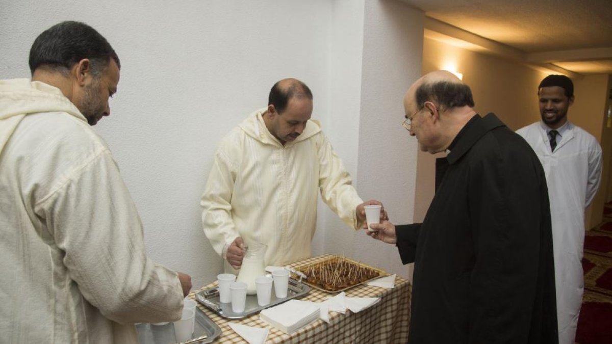 El arzobispo de Burgos visita una comunidad musulmana de Burgos-ICAL