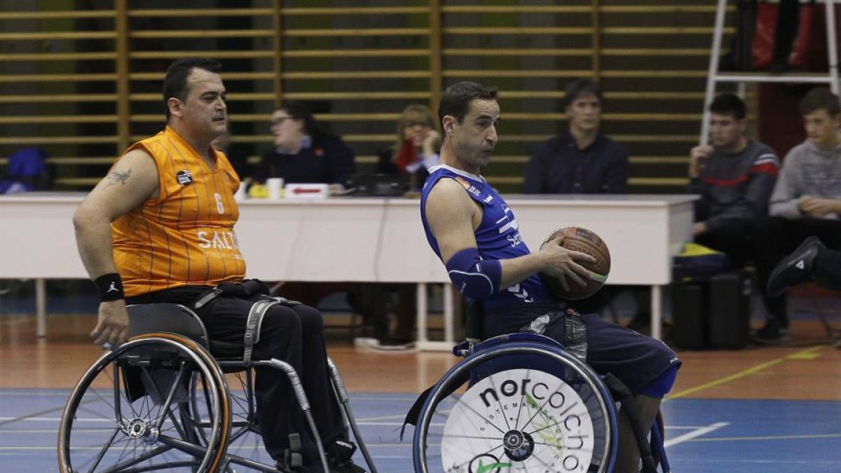 Manu Somavilla avanza con la posesión del balón.-SANTI OTERO