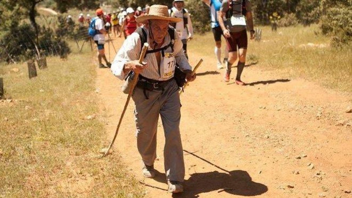 ’Súper Paco’ en una de las carreras con su típica indumentaria.-TWITTER REVISTA TRAIL RUN