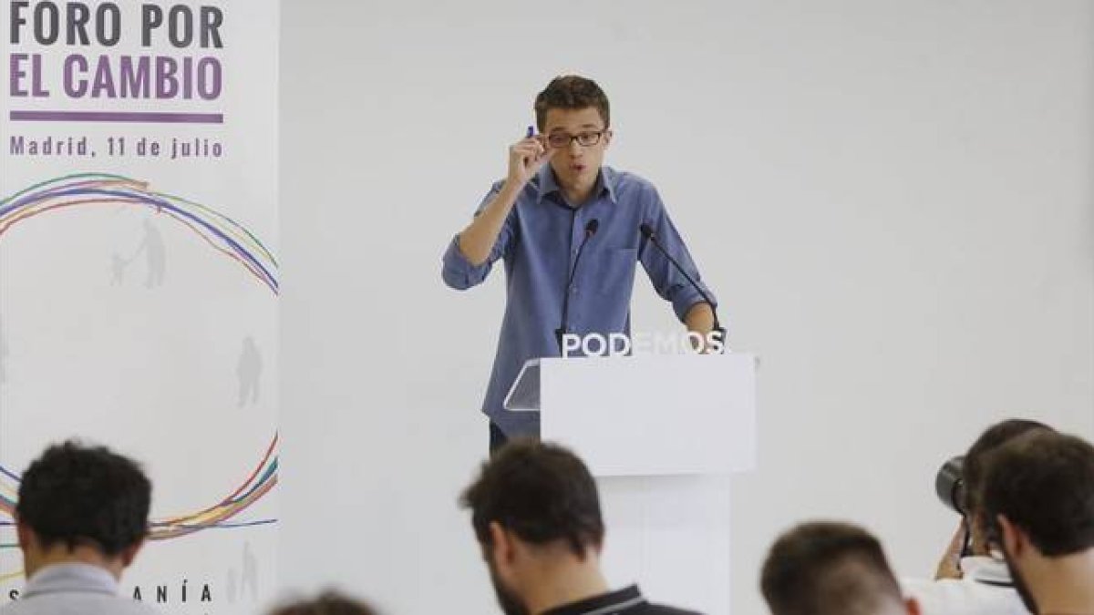 El secretario político de Podemos, Íñigo Errejón, durante la rueda de prensa que ha ofrecido este martes.-Foto: AGUSTÍN CATALÁN