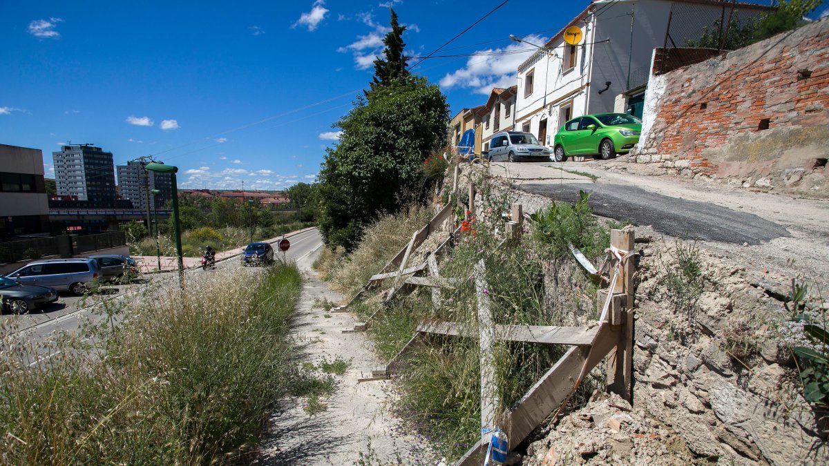 El talud dañado está al final del paseo de Los Pisones, cerca de la carretera a Cardeñadijo. TOMÁS ALONSO