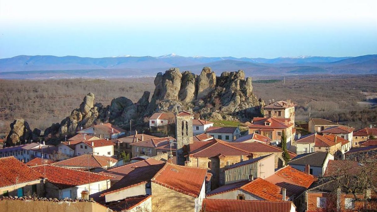 Vista panorámica de Pinilla de los Barruecos con la peña de Villanueva al fondo.-ECB