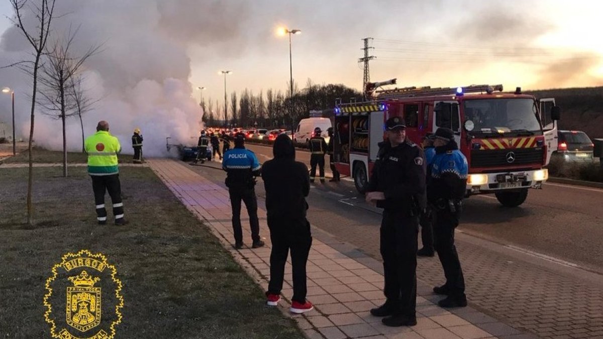 Los bomberos trabajan para sofocar el fuego mientras la Policía Local cortaba el tráfico. ECB