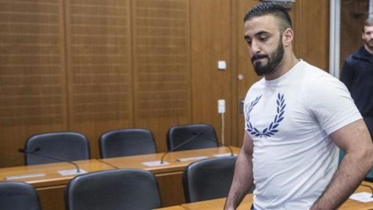 El acusado Aria L. entra en una sala del Tribunal Superior de Justicia de Francfort.-EFE / BORIS ROESSLER