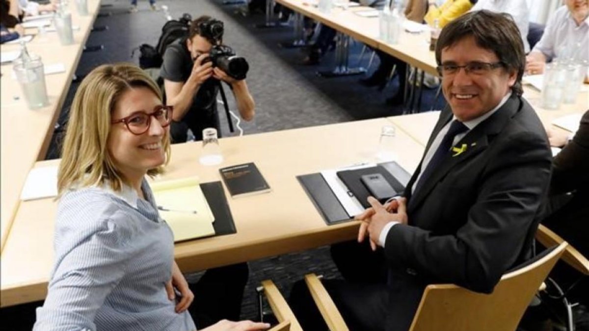 Elsa Artadi y Carles Puigdemont, en la reunión de Junts per Catalunya en Berlín-/ AFP / ODD ANDERSEN
