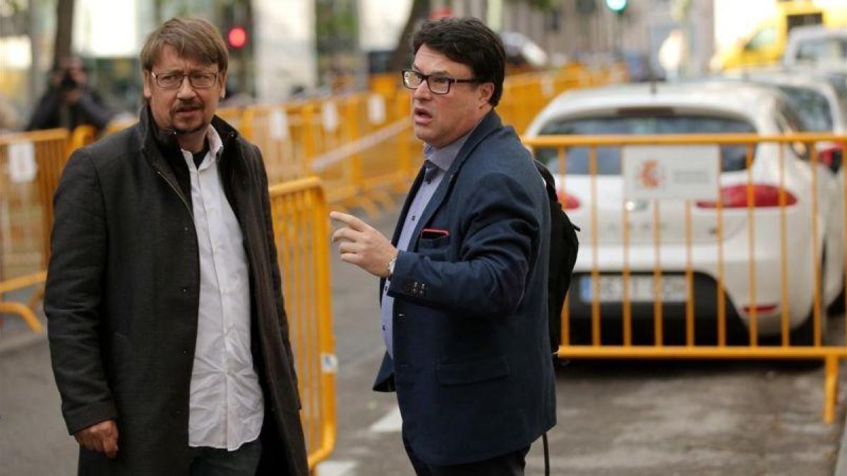 Xavier Domènech acompaña a Joan Josep Nuet al Tribunal Supremo, este lunes.-JOSÉ LUIS ROCA