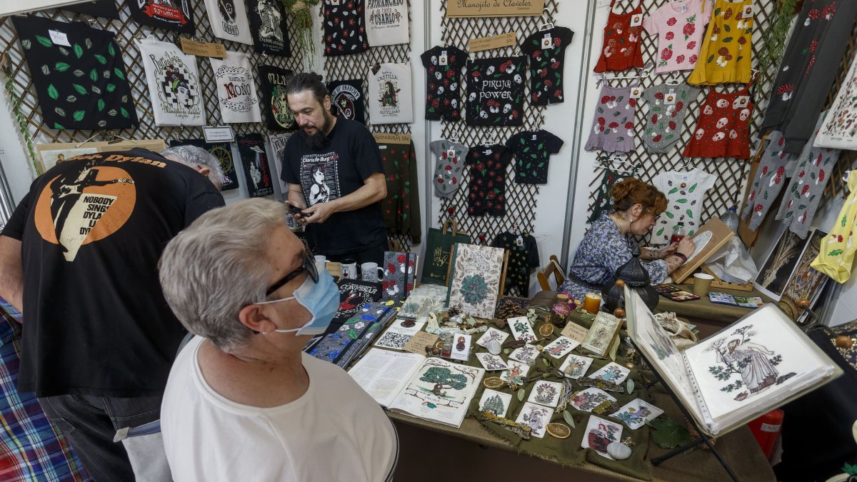 En el Paseo del Espolón se venden prendas de vestir de artesanía textil, cuero, joyería y accesorios de todo tipo. SANTI OTERO
