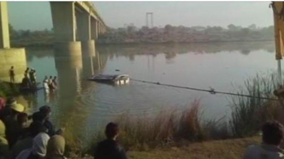 El autobús siniestrado en el río Banas, en Rajastán.-EL PERIÓDICO