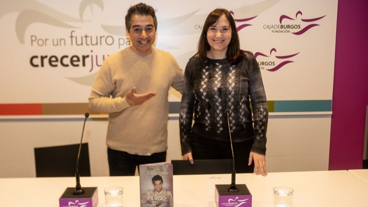 Juan Valderrama y Beatriz Rodríguez durante la presentación del ciclo 'Palabra & Música' de la Fundación Caja de Burgos. ECB