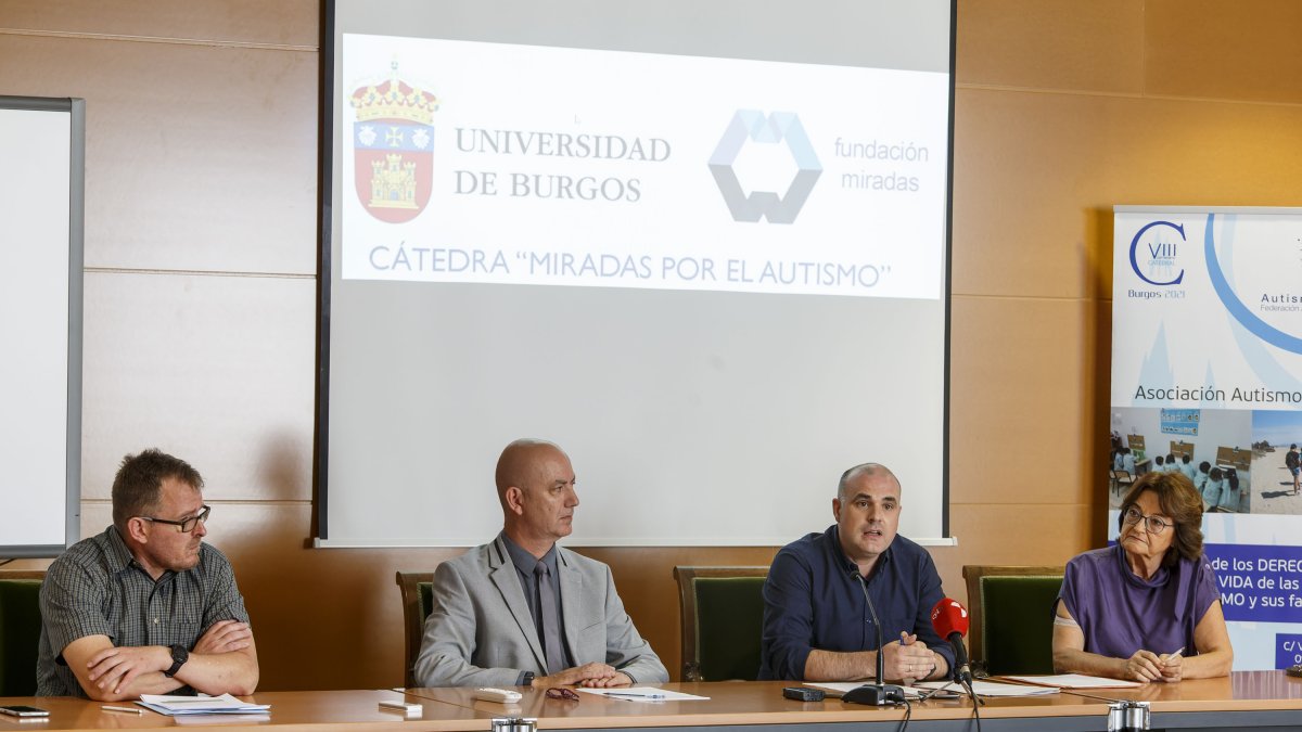 De izquierda a derecha: Joaquín Pacheco (investigador), José Miguel García (vicerrector investigación), Miguel Gómez (Fundación Miradas) y Simona Palacios (Autismo Burgos), durante la firma del convenio. SANTI OTERO