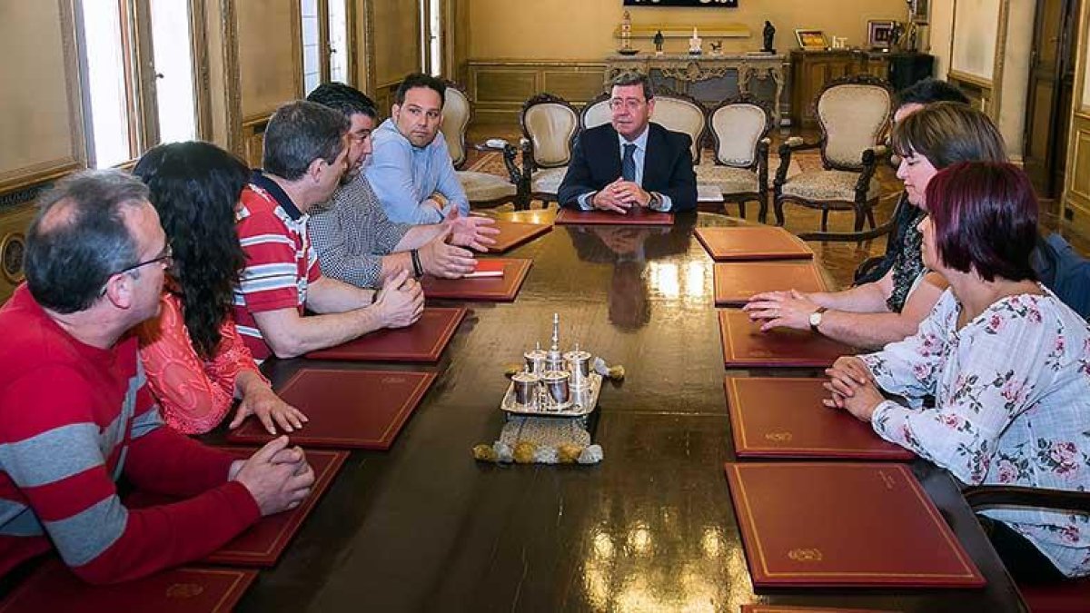 El presidente de la Diputación, César Rico, se reunió ayer con el comité de empresa de Cobur.-ECB