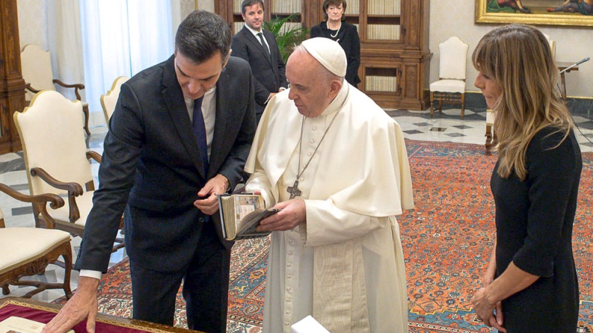 Sánchez muestra el ejemplar de Siloé al papa Francisco. MONCLOA