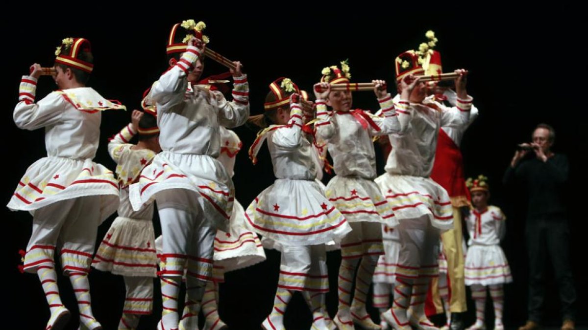 El grupo de Baños de Valdearados interpretó siete danzas con nombres tan curiosos como La Gulé, El Mexicano, El Conceso, El Juncal...-Raúl Ochoa