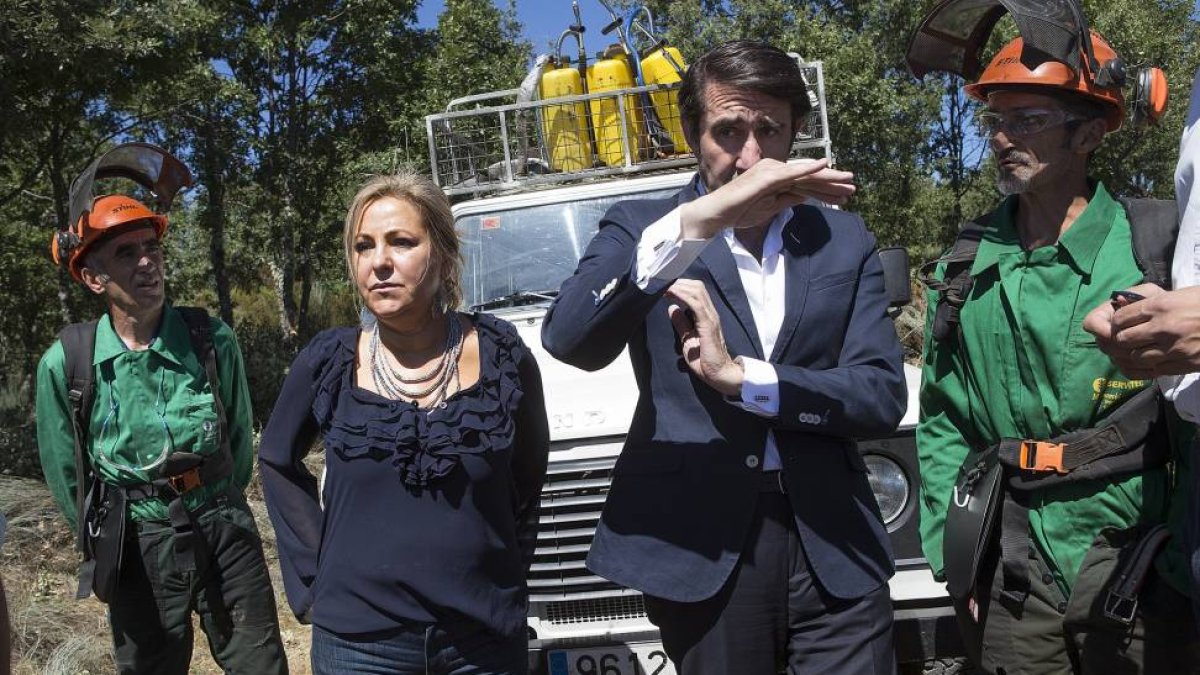 La vicepresidenta y portavoz, Rosa Valdeón, y el consejero de Fomento y Medio Ambiente, Juan Carlos Suárez-Quiñones, visitan los medios del operativo contra incendios de la base aérea de Rosinos de la Requejada, en Zamora-Ical
