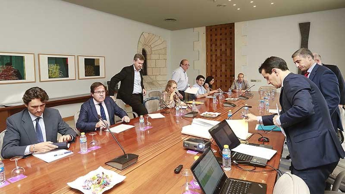 Momento de la reunión del consejo rector del Consorcio del Desvío que se celebró ayer.-RAÚL G. OCHOA