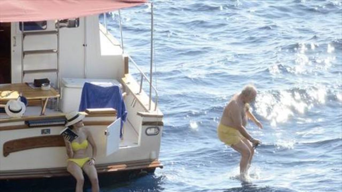 Rodrigo Rato, dándose un chapuzón en aguas mallorquinas, ante la atenta mirada de su novia, Alicia González.-Foto: GTRES