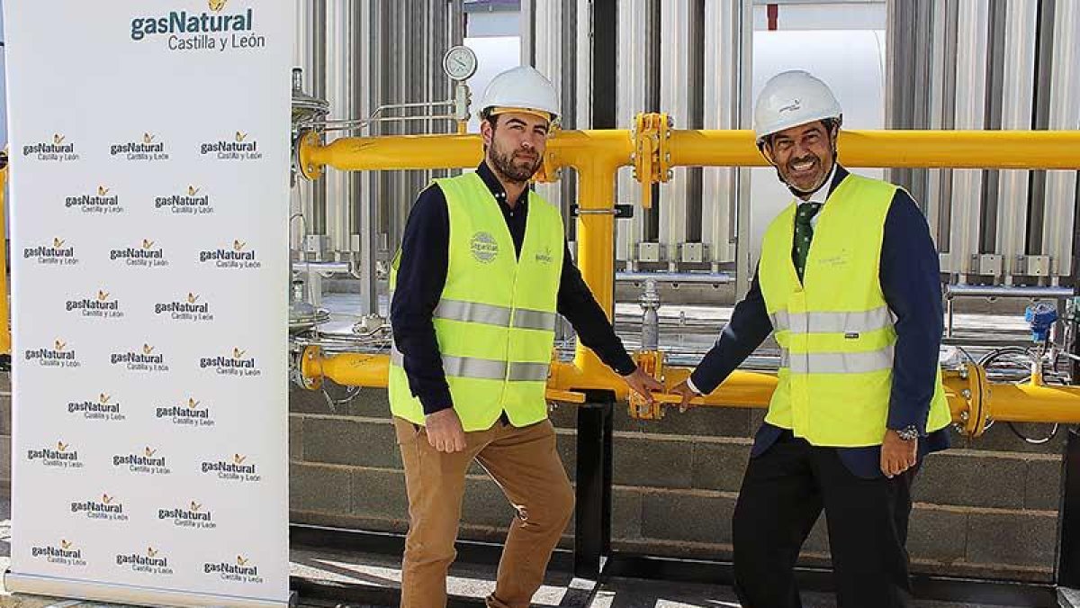 Juan Antonio Pazos (dcha) y el alcalde villarcayés, Adrián Serna, fueron los encargado de ‘abrir’ la llave del servicio.-ECB