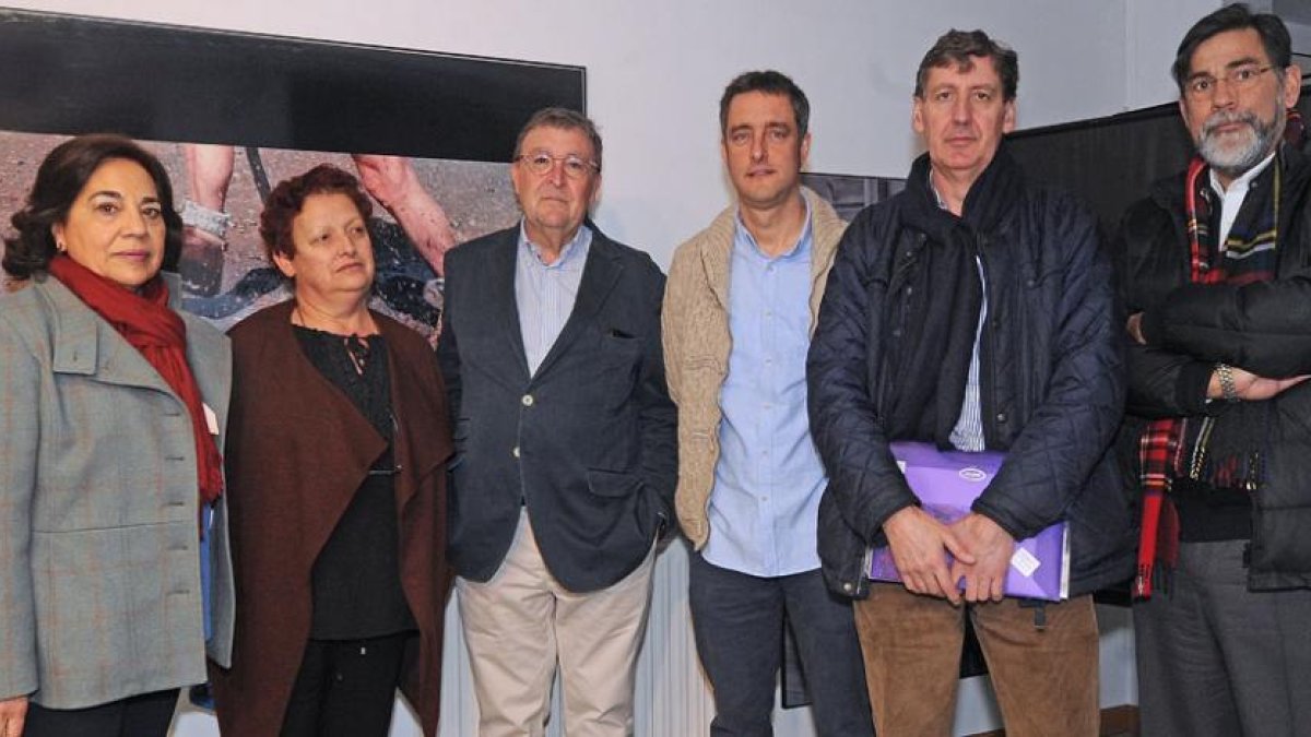 La presidenta de la asociación, Maite Jiménez, Nati González,Jaime Villanueva, Mario de Francisco, Rafael Barreiro y Luis Cembranos.-ISRAEL L. MURILLO