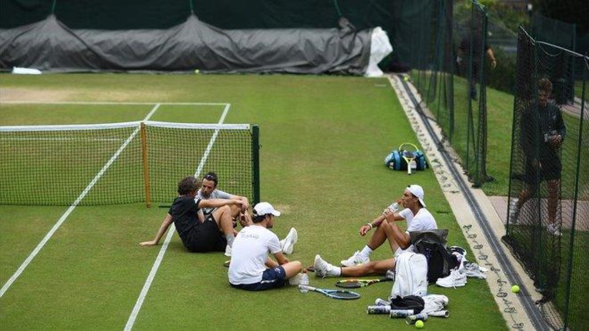 Nadal se toma un descanso en su entrenamiento en Wimbledon..-AFP