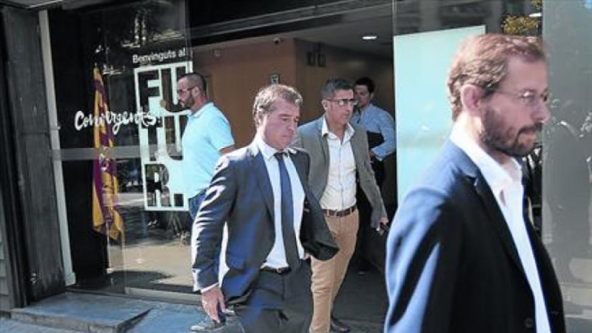 Los fiscales Fernando Bermejo (izquierda) y José Grinda salen de la sede de CDC, en agosto del 2015.-