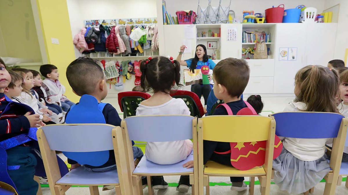 Un grupo de niños en la escuela pequeño Cid en una imagen de archivo. RAÚL OCHOA