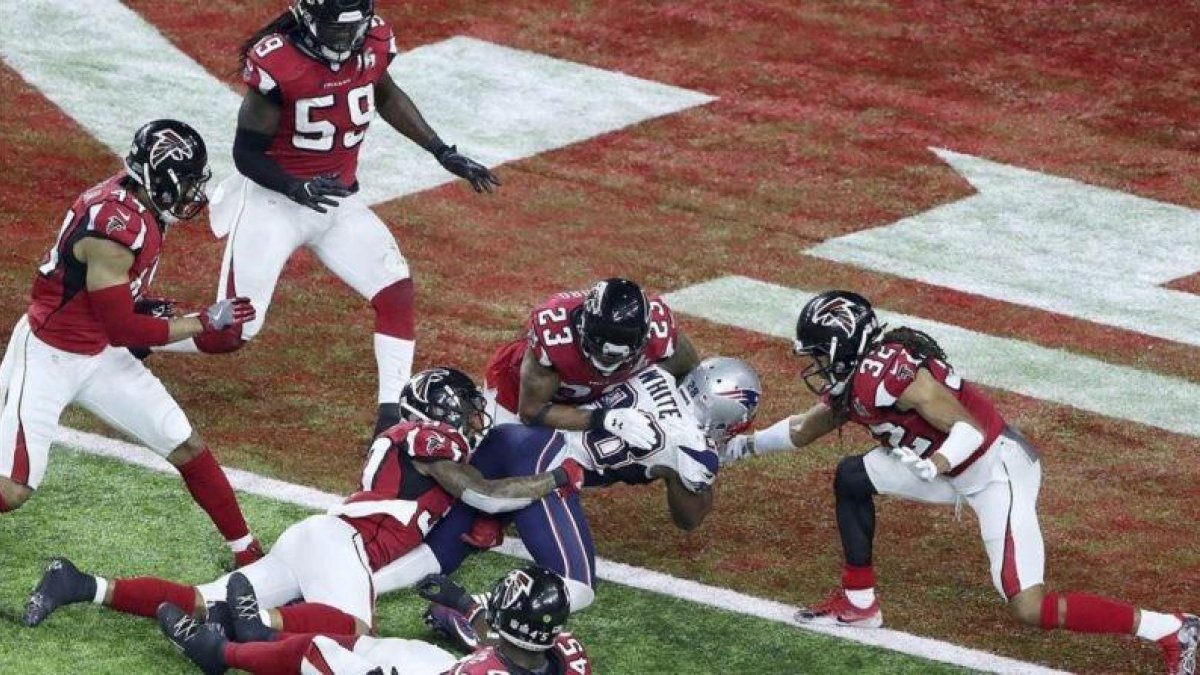 James White consigue el touchdown definitivo.-EFE / ANDREW GOMBERT