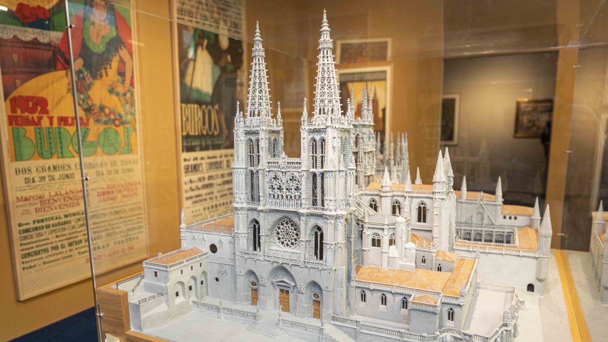 Imagen de una de las obras sobre la Catedral de Burgos que se puede ver la exposición. ECB