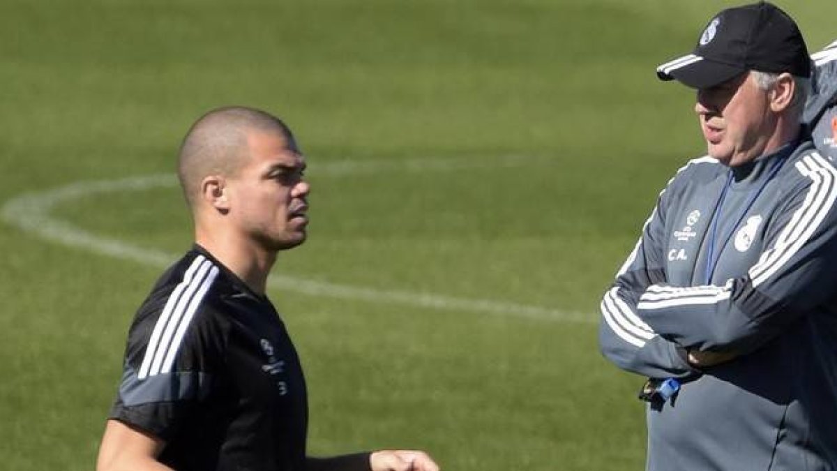 Pepe junto a Ancelotti en una sesión de entrenamiento en Valdebebas.-Foto: AFP / GERARD JULIEN