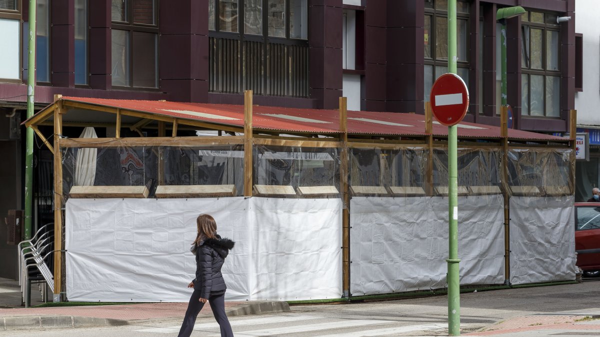 Terraza de hostelería cubierta en una zona reservada para el aparcamiento. SANTI OTERO