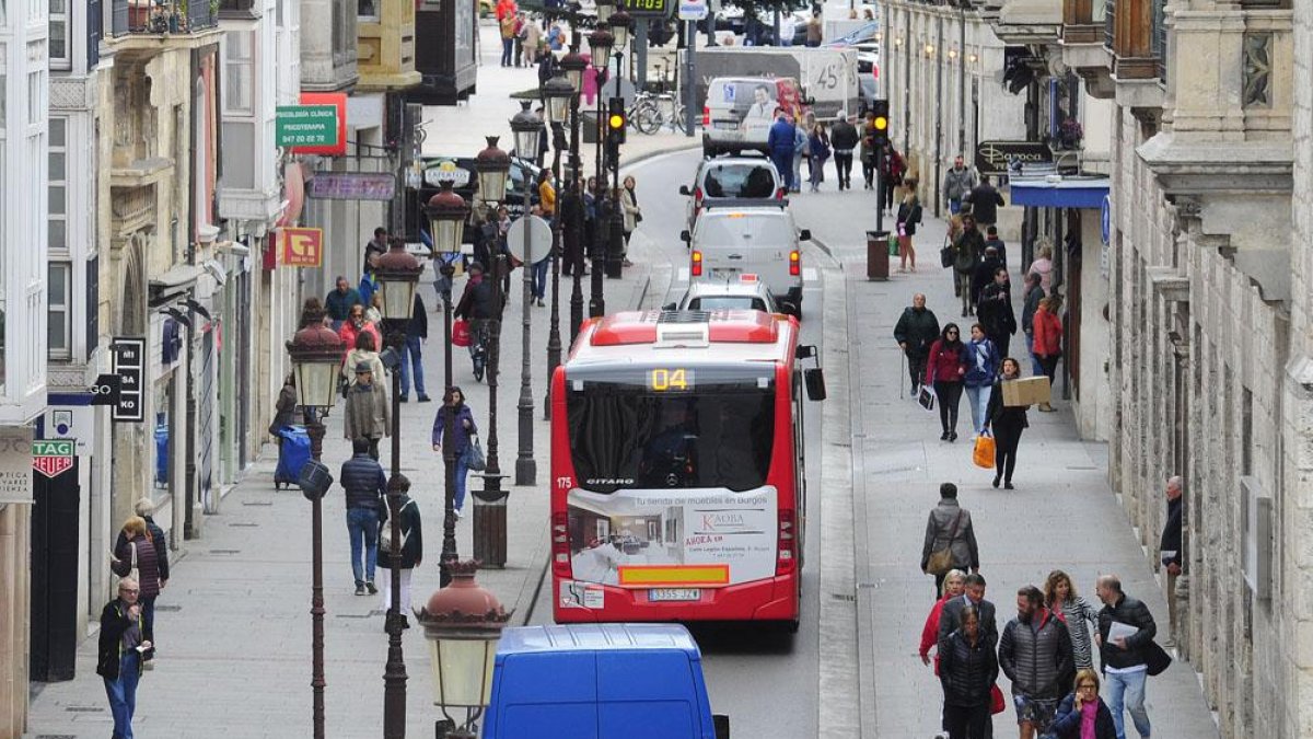 Un autobús municipal a su paso por la calle Santander.-ISRAEL L. MURILLO
