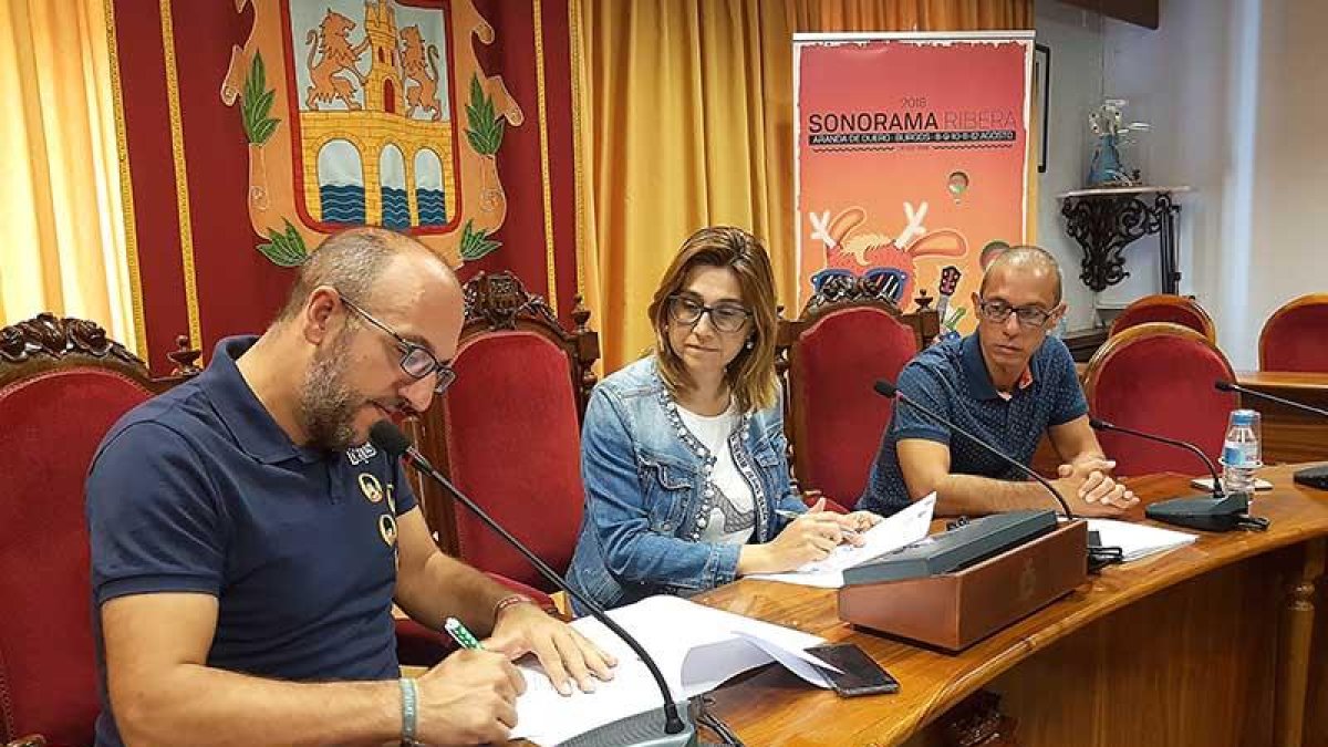Javier Ajenjo firma el convenio con la alcaldesa, Raquel González.-L. V.
