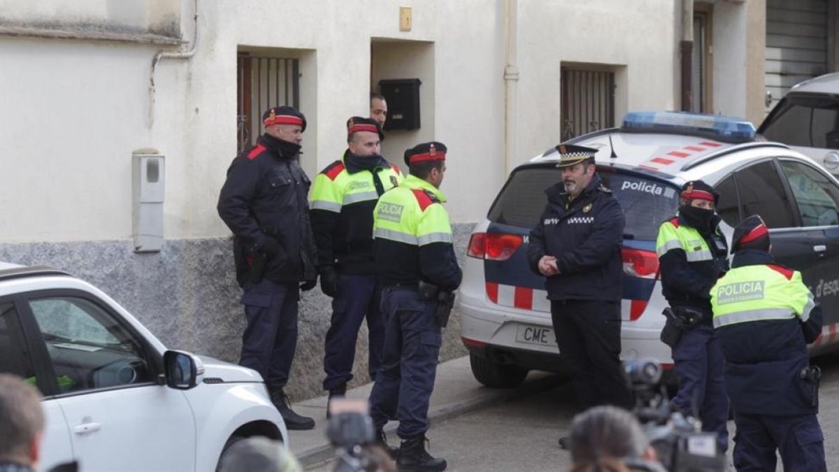 Los Mossos han llevado al detenido a casa de su tío, en Anglès, para un nuevo registro.-JORDI RIBOT (ICONNA)