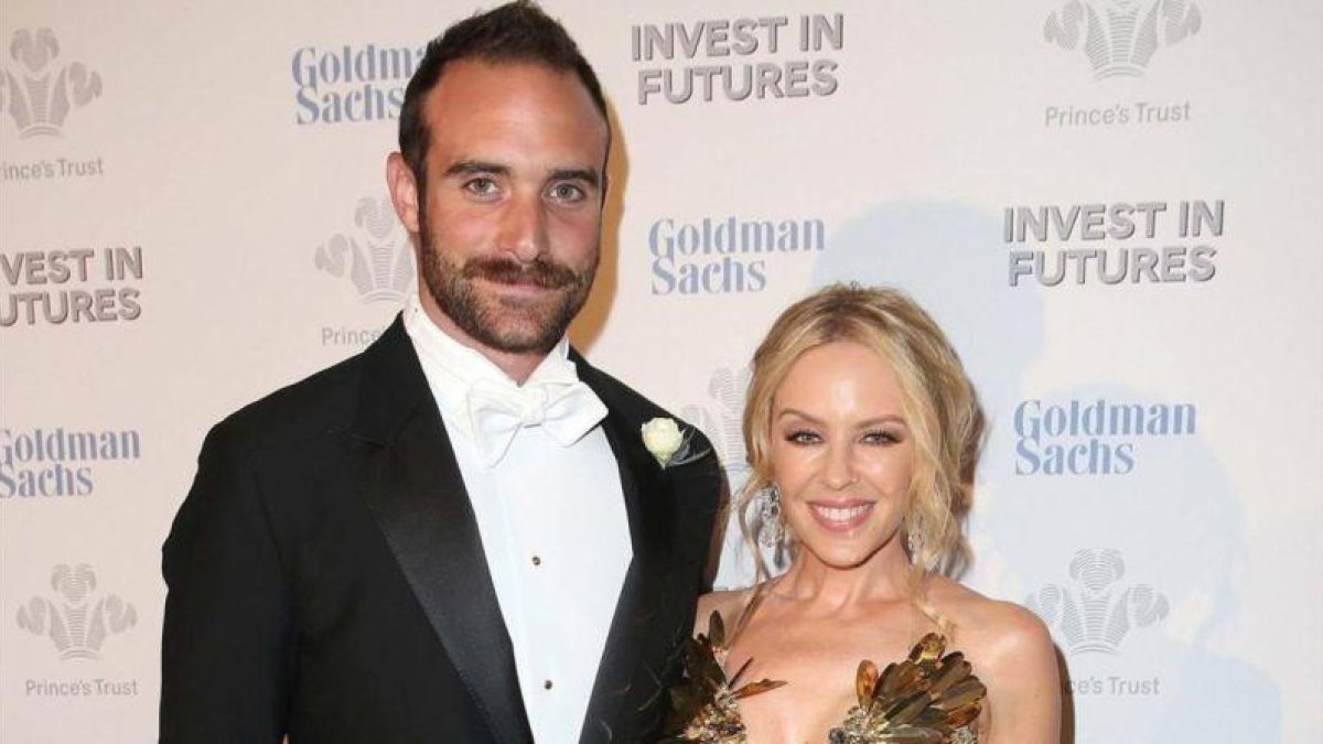 Joshua Sasse y Kylie Minogue.-
