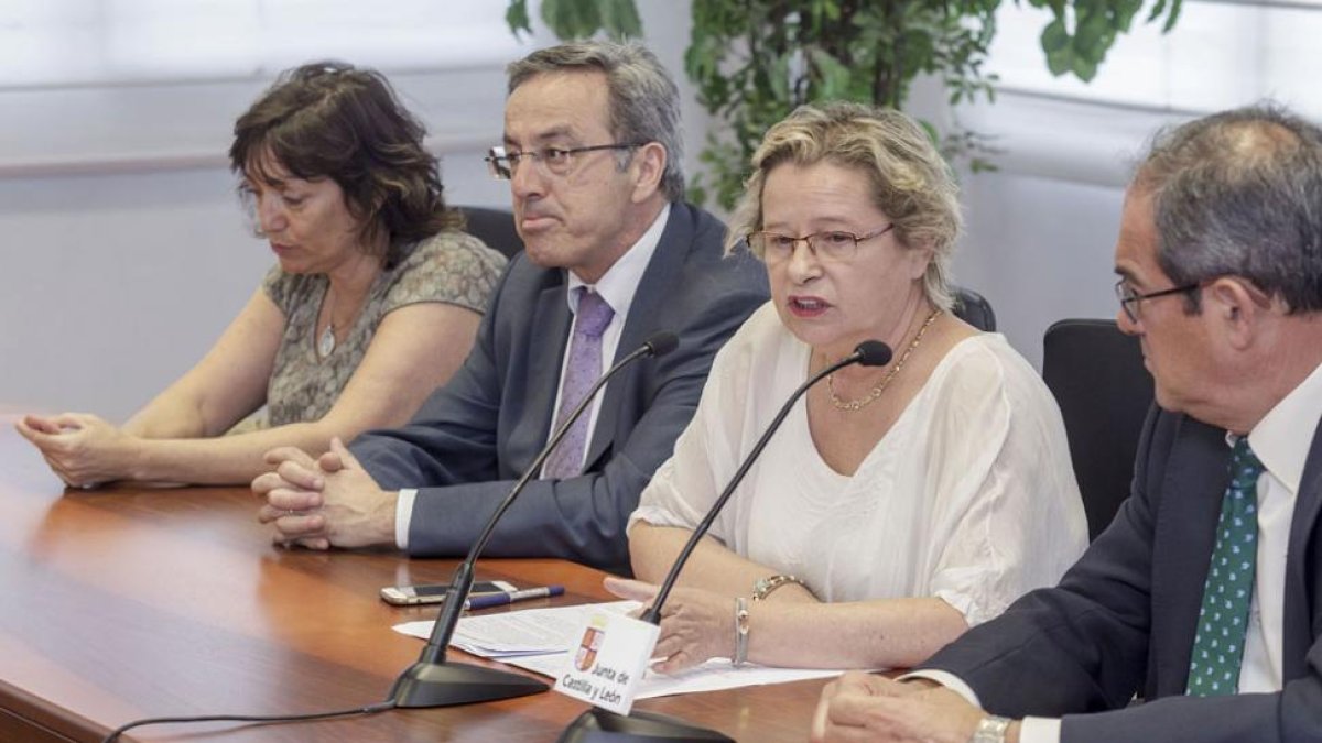 Concha Nafría (de blanco) interviene durante la rueda de prensa celebrada ayer en la delegación de la Junta.-SANTI OTERO