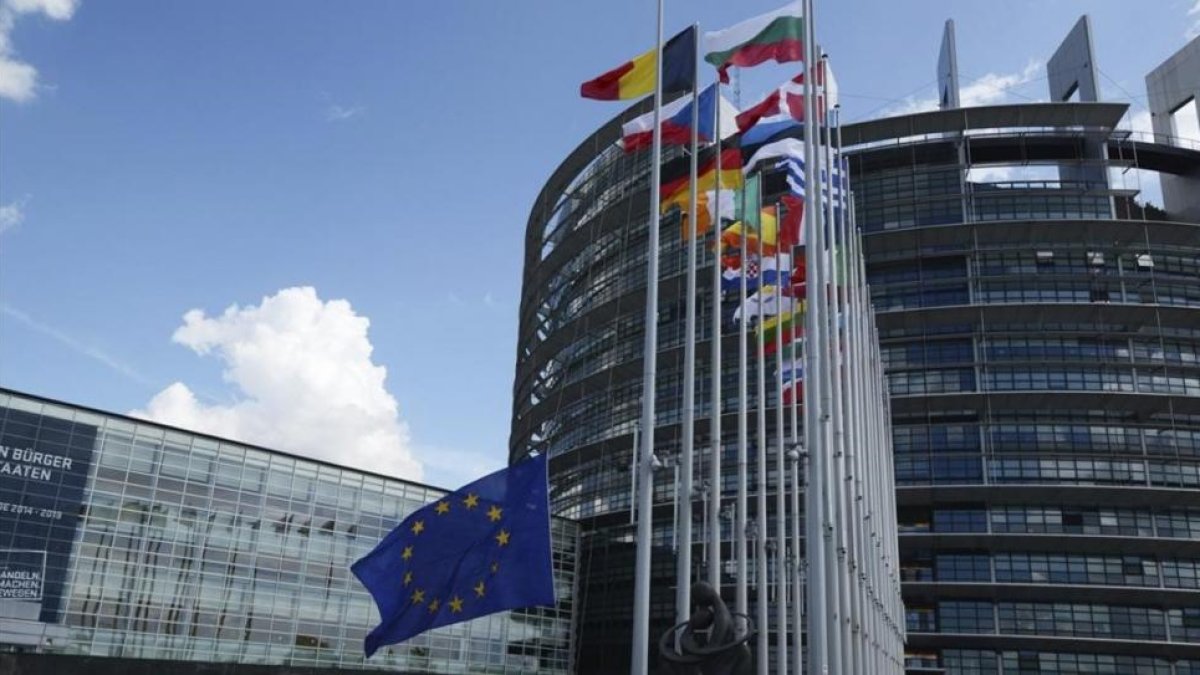 Banderas ondean en el exterior de la sede del Parlamento Europeo en Estrasburgo.-PATRICK SEEGER