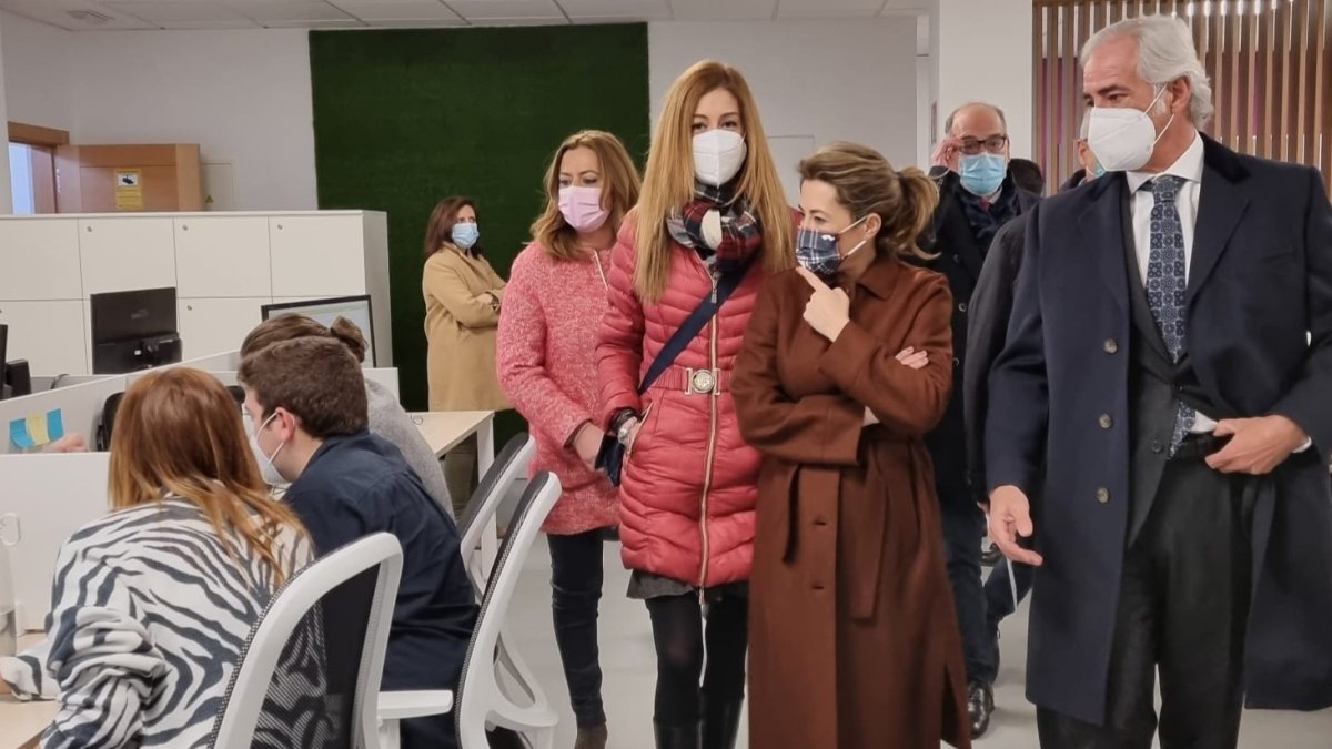 Raquel Sánchez en el Centro Competencias Digitales de Renfe en Miranda de Ebro, con su alcaldesa, Aitana Hernando. MITMA