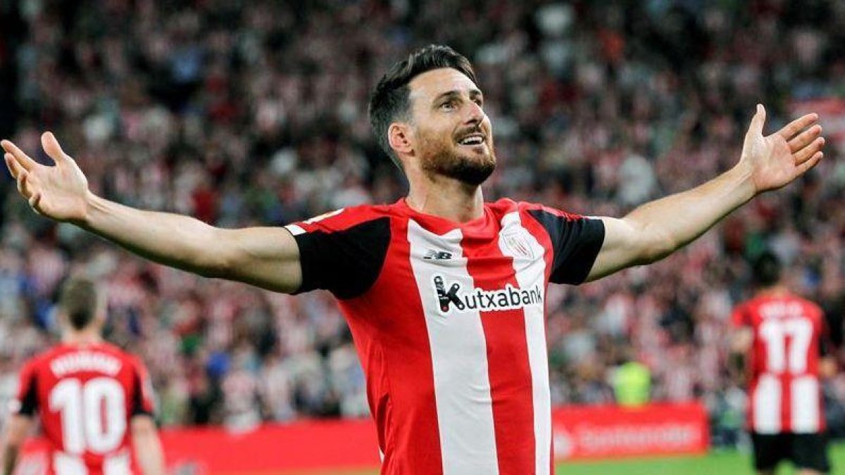 Aduriz celebra su gol con San Mamés.-EFE