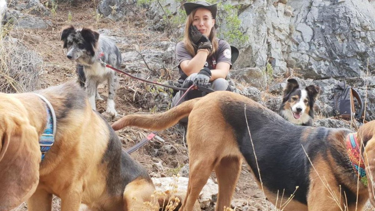 Judith Rasines, ayer, junto a los perros durante la última batida en la sierra de Alhaurín de la Torre.-ECB