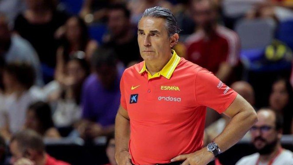Sergio Scariolo sigue desde la banda el último amistoso de la selección en Mälaga.-EFE  / CARLOS DÍAZ