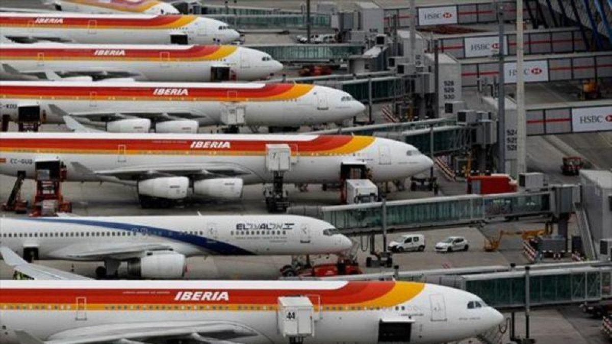 Aviones de Iberia en el aeropuerto de Barajas.-JOSÉ LUIS ROCA