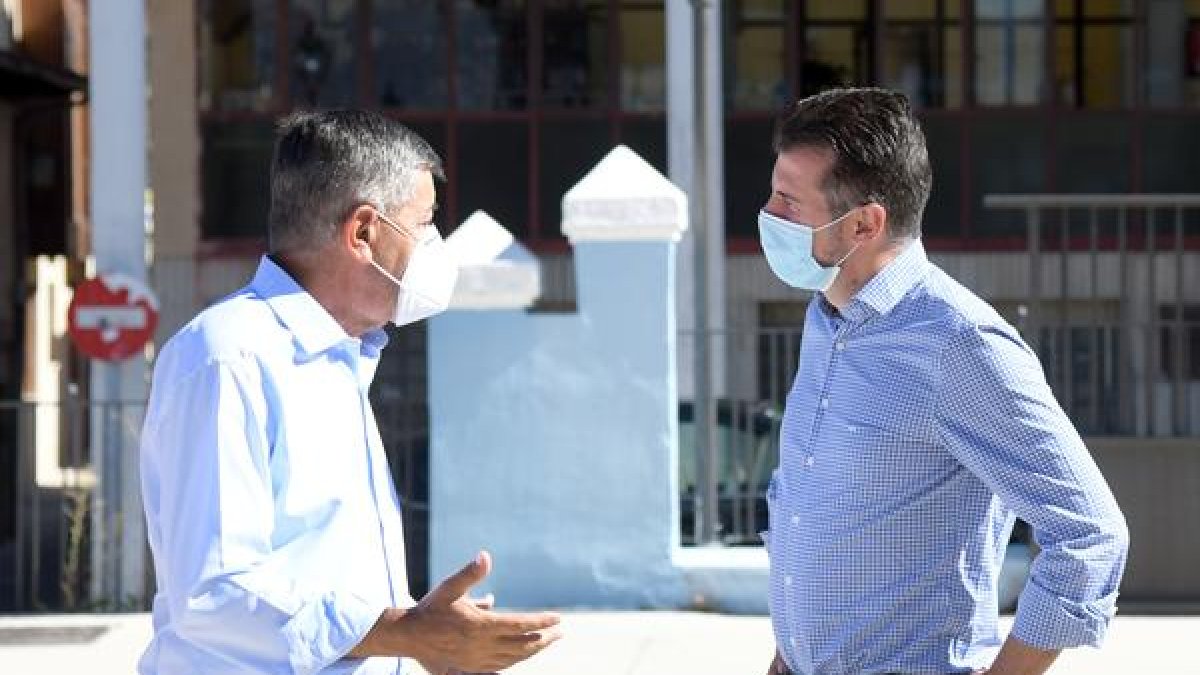 Tudanca (dch) charla con el alcalde de Medina de Pomar (izq) durante su visita de ayer a la localidad. ICAL