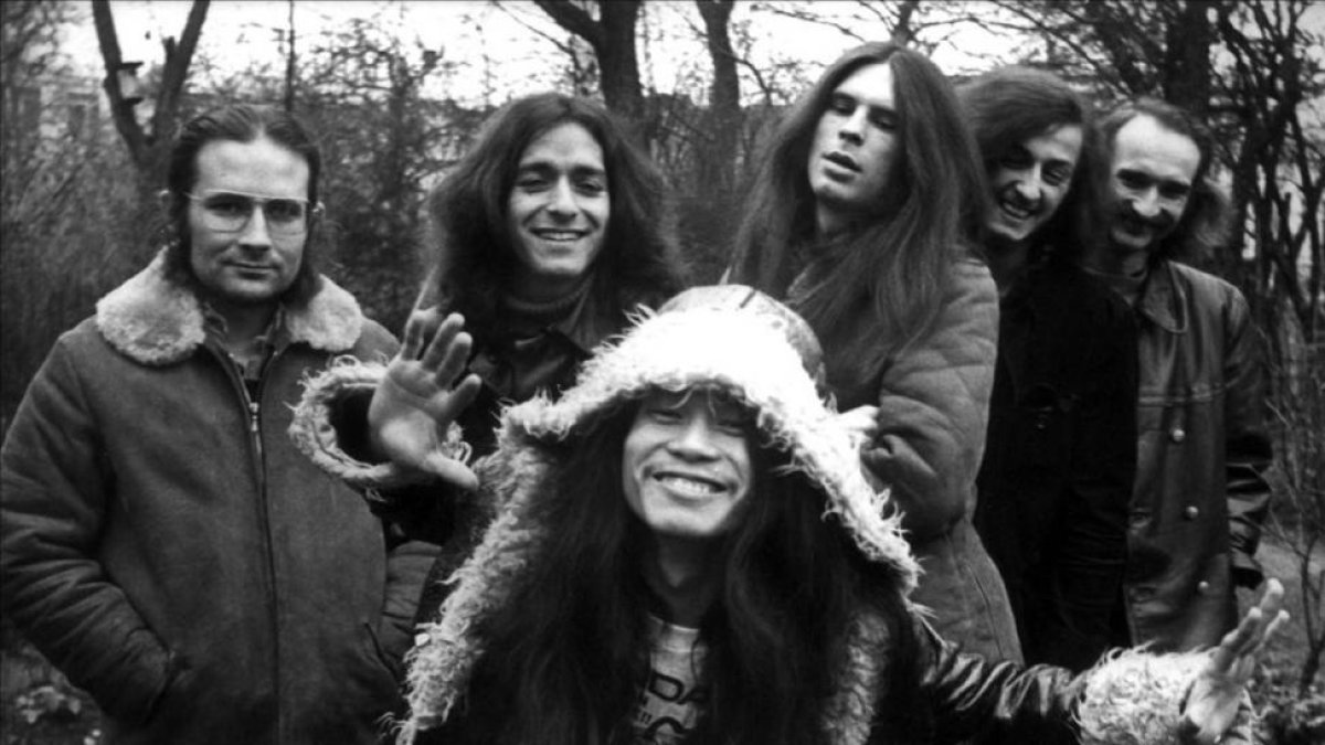 Los miembros de Can, en 1971, con el batería Jaki Liebezeit (segundo por la izquierda).-AFP / JACQUES BREUER