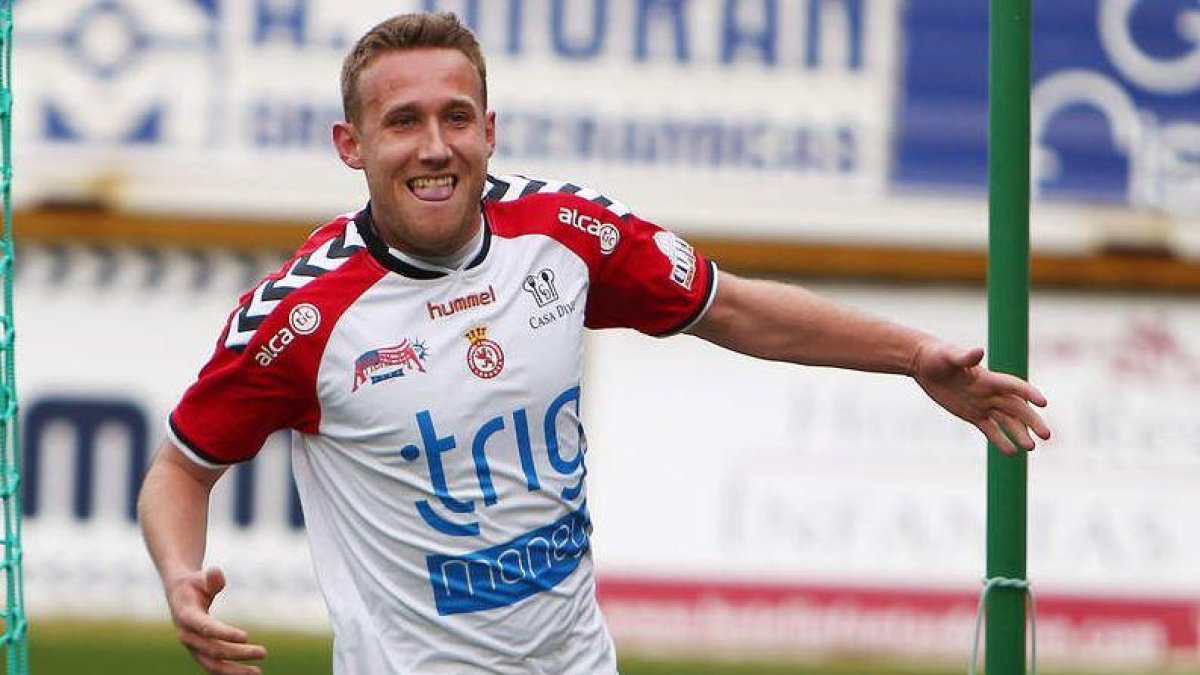 Aketxe celebra un gol en su etapa como jugador de la Cultural Leonesa.-DIARIO DE LEÓN