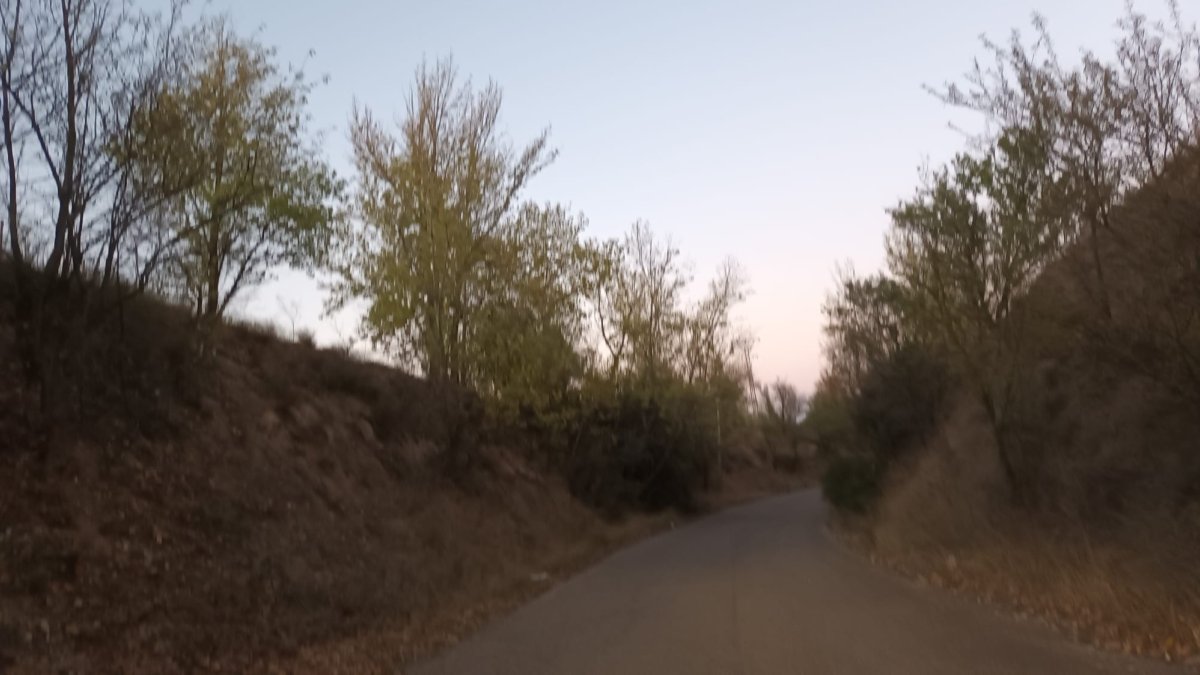 La calzada da acceso al estadio El Montecillo por las pistas de tenis